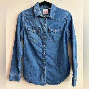Levi Strauss Women’s Tailored Fit Pearl Snap Denim Button Up Shirt S
